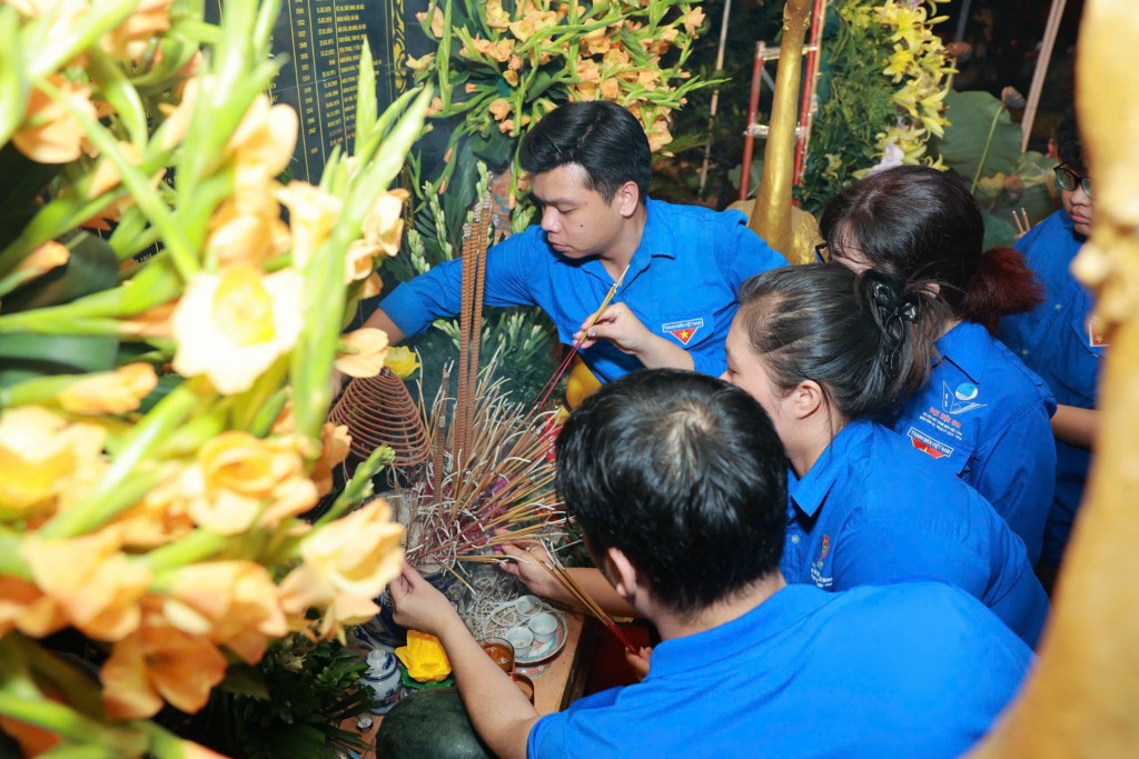 Quốc khánh 2/9: Người trẻ viết câu chuyện thời hoa lửa