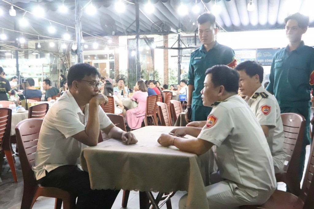 Lực lượng chức năng phường An Hải lập biên bản để xử phạt một nhà hàng vi phạm (Ảnh Đ.Minh)