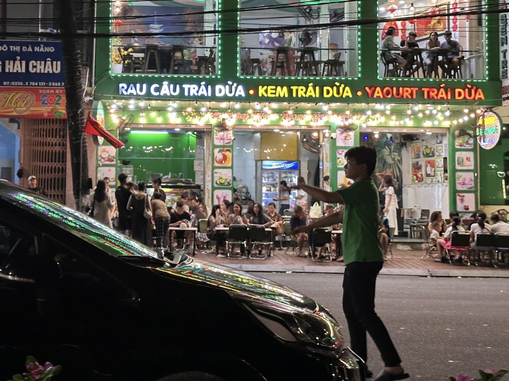 Nhân viên một quán nước trên tuyến đường Bạch Đằng 
