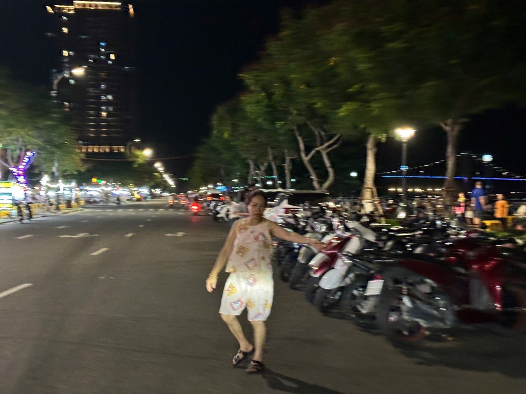 Bên cạnh nhà hàng, quán nhậu chèo kéo khách, dọc tuyến đường Như Nguyệt 