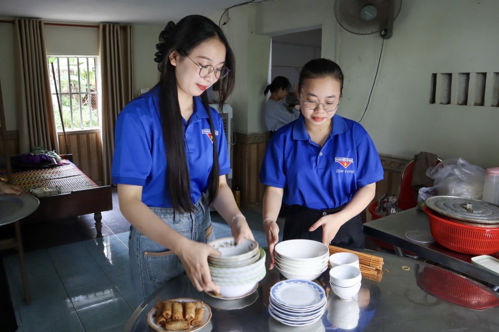 Tiếng rộn ràng nói cười của người trẻ khiến ngôi nhà của các Mẹ Việt Nam anh hùng trở nên ấm cúng hơn ngày thường