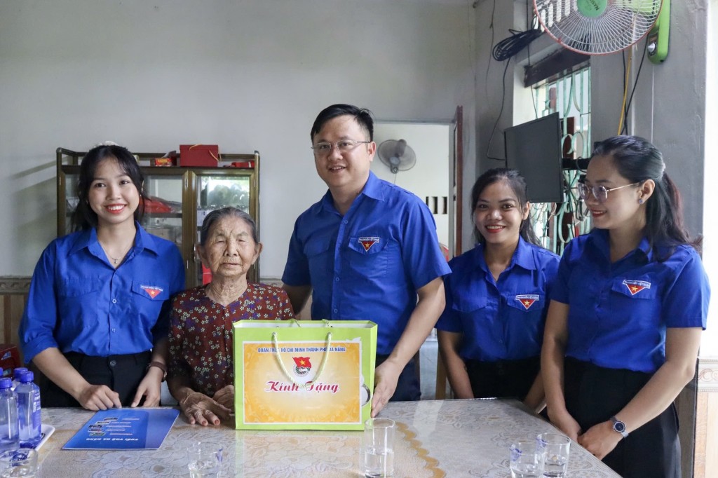 Phó Chủ tịch MTTQ Việt Nam thành phố, Bí thư Thành đoàn Đà Nẵng Lê Công Hùng thăm Mẹ Việt Nam anh hùng Trần Thị Liêu