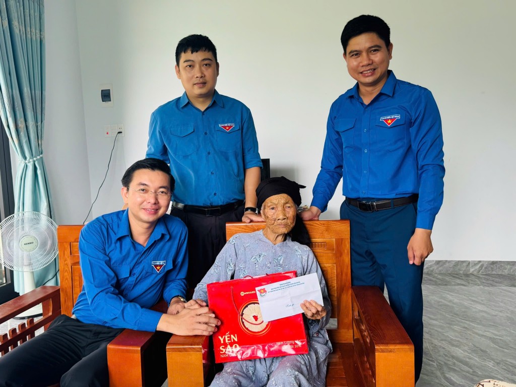 Những ngày tháng 7 thiêng liêng luôn gợi nhắc thế hệ trẻ về sự hy sinh to lớn của các Anh hùng liệt sĩ, thương - bệnh binh và các gia đình có công với cách mạng