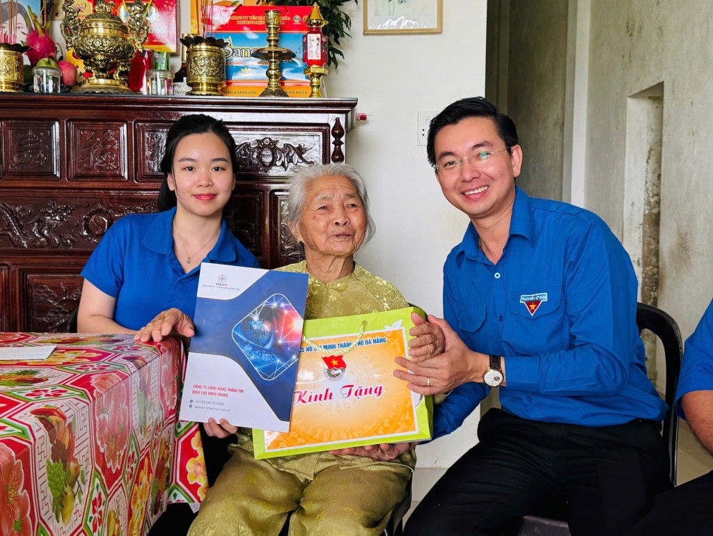 Anh Nguyễn Bá Duân, Phó Bí thư Thành đoàn Đà Nẵng thăm hỏi và tặng quà Mẹ VNAH Nguyễn Thị Bốn 