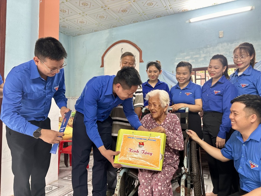 Phó Bí thư Thành đoàn Đà Nẵng Lê Kim Thường thăm và tặng quà mẹ VNAH 