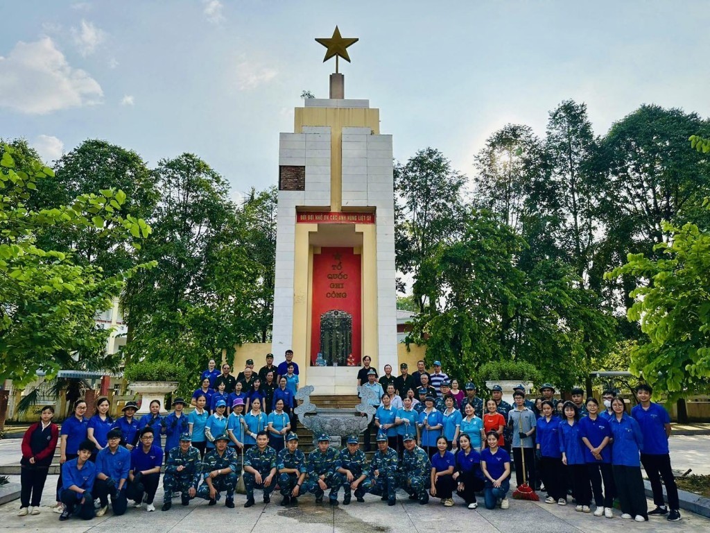 Phường Bồ Đề ra quân tổng vệ sinh môi trường, chăm sóc Nghĩa trang Liệt sỹ