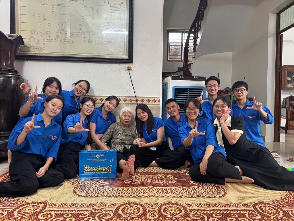 Các bạn đoàn viên chụp ảnh cùng Mẹ Việt Nam Anh hùng Nguyễn Thị Lộc