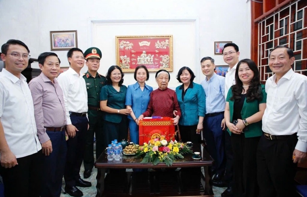 Nghiêng mình tưởng nhớ những người lính "ra đi từ đó không về"