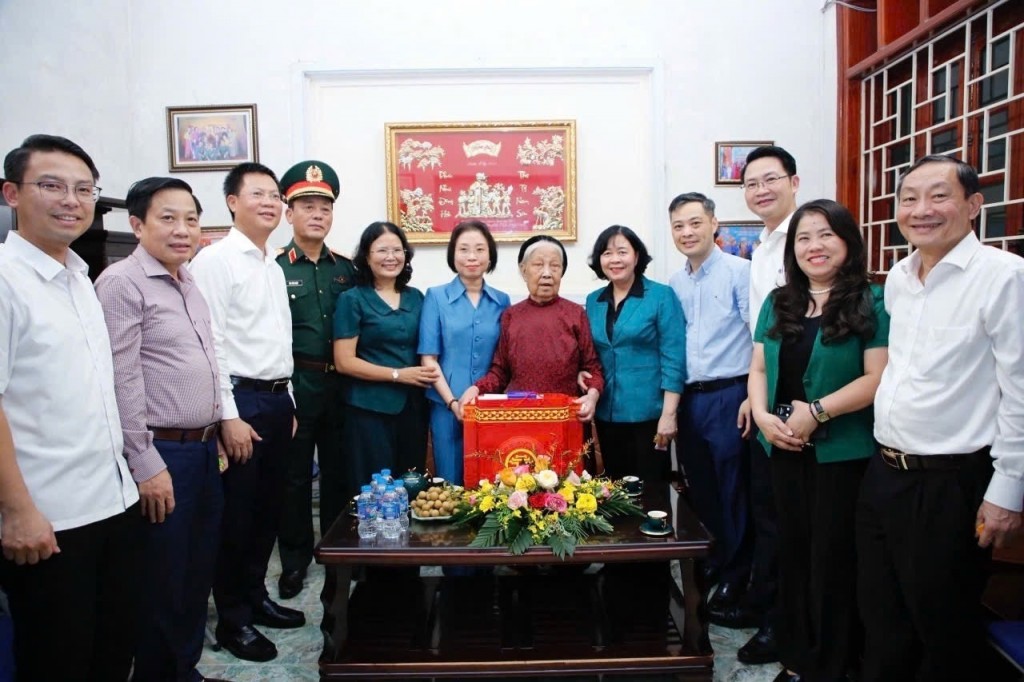 Bí thư Thành ủy Hà Nội Bùi Thị Minh Hoài và đoàn thăm, tặng quà Bà mẹ Việt Nam anh hùng Công Thị Mùi (Ảnh: Viết Thành)