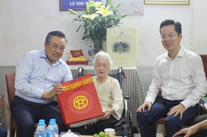 Chủ tịch UBND thành phố Hà Nội Trần Sỹ Thanh tặng quà Bà mẹ Việt Nam Anh hùng Lê Thị Trình. (Ảnh: Đình Hiệp)