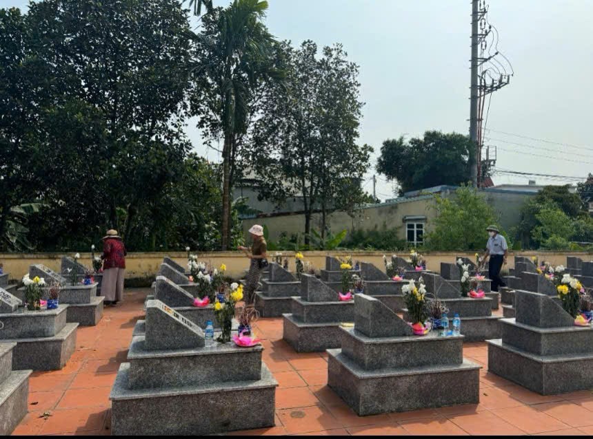 Nhân dân xã An Lão dâng hương tri ân các anh hùng liệt sỹ tại nghĩa trang xã An Thắng, thành phố Hải Phòng