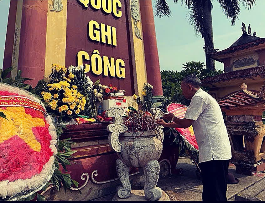 Nhân dân xã An Lão dâng hương tri ân các anh hùng liệt sỹ tại nghĩa trang xã An Thắng, thành phố Hải Phòng
