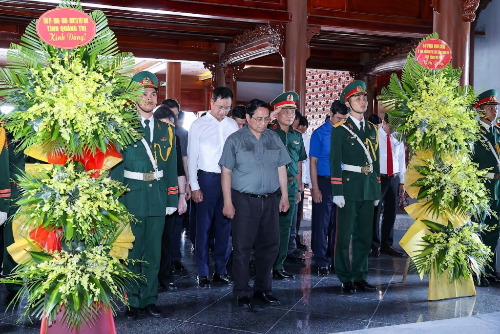 Thủ tướng dâng hương tại khu lưu niệm cố Tổng Bí thư Lê Duẩn - Ảnh: VGP/Nhật Bắc