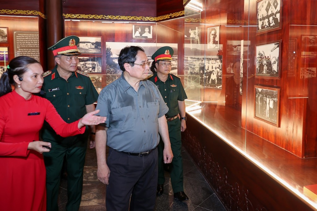 Thủ tướng thăm không gian trưng bày tại khu lưu niệm cố Tổng Bí thư Lê Duẩn - Ảnh: VGP/Nhật Bắc