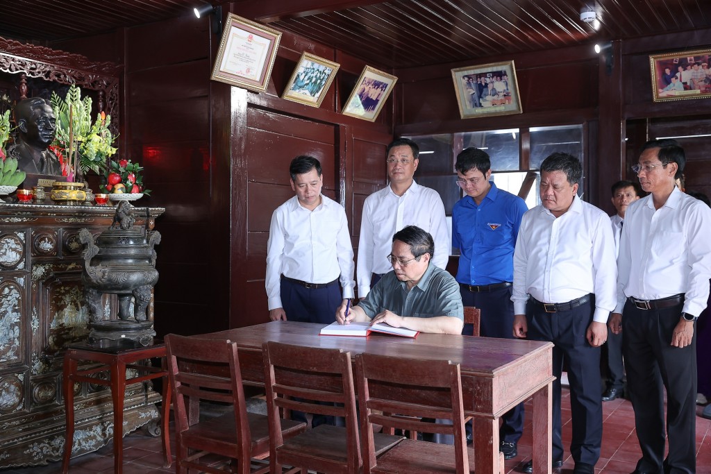 Thủ tướng viết cảm tưởng khi thăm khu lưu niệm cố Tổng Bí thư Lê Duẩn - Ảnh: VGP/Nhật Bắc