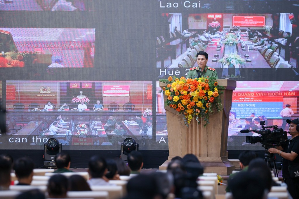 Giám đốc Công an tỉnh Ninh Bình trình bày tham luận - Ảnh: VGP/Nhật Bắc