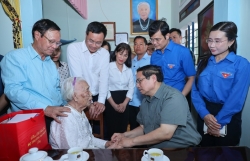 Thủ tướng thăm Mẹ Việt Nam anh hùng, dâng hương tại Thành cổ Quảng Trị và Nghĩa trang Đường 9