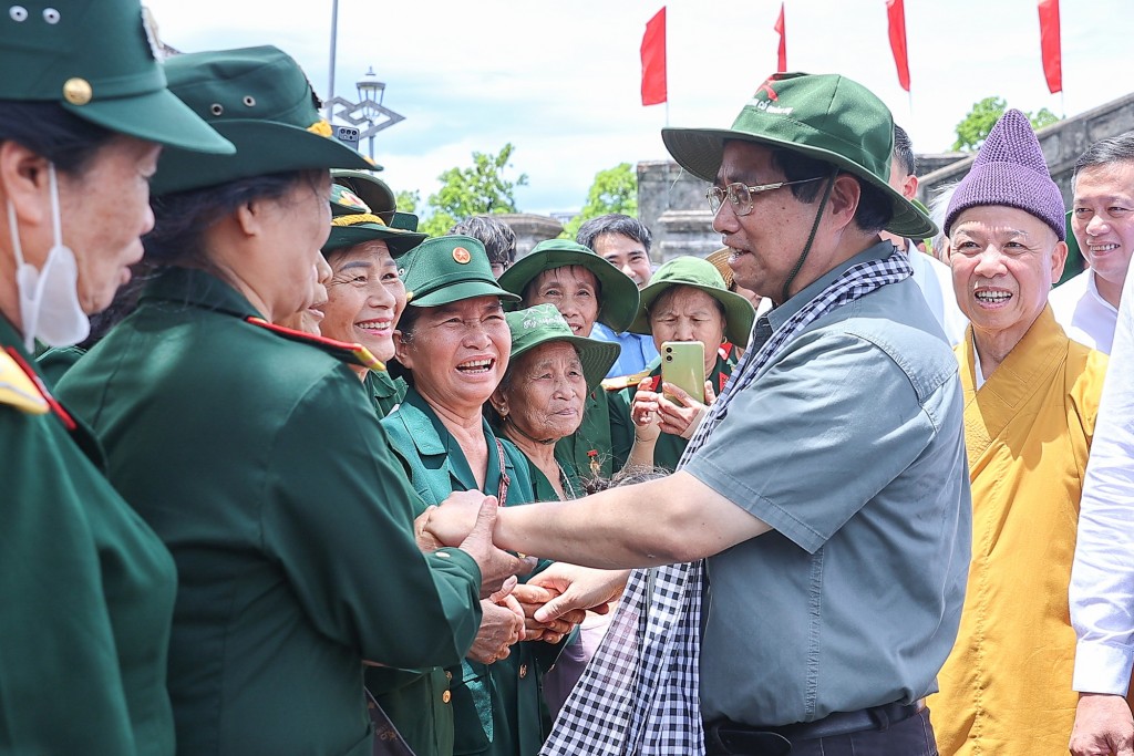 Thủ tướng Phạm Minh Chính thăm hỏi các cực chiến binh, thanh niên xung phong tại Di tích quốc gia đặc biệt Thành cổ Quảng Trị - Ảnh: VGP/Nhật Bắc