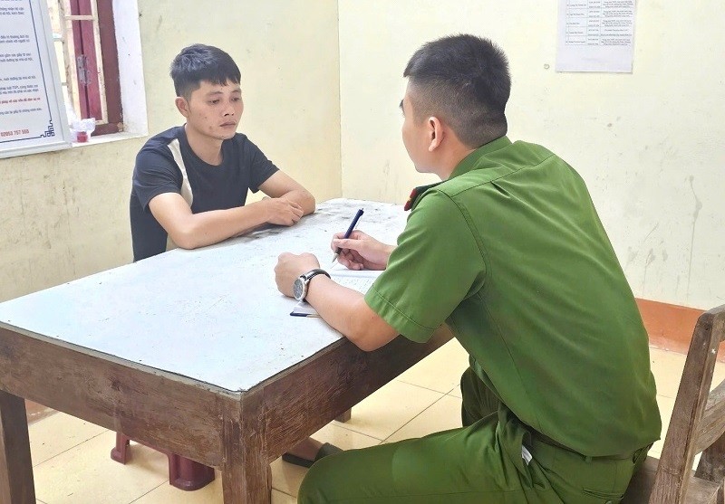 Cán bộ Công an xã Yên Phúc lấy lời khai Hứa Văn Thắng