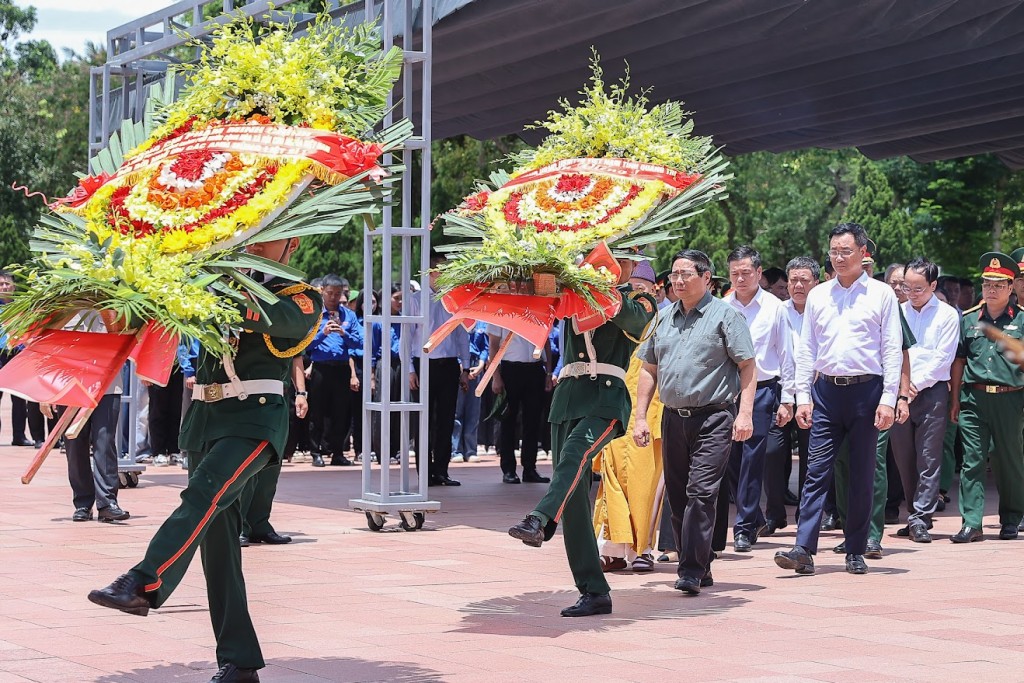 Thủ tướng dâng hoa tại Thành cổ Quảng Trị - Ảnh: VGP/Nhật Bắc