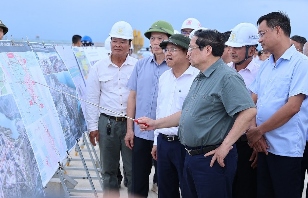 Thủ tướng kiểm tra 3 dự án cao tốc, sân bay, cảng biển trọng điểm tại Quảng Trị