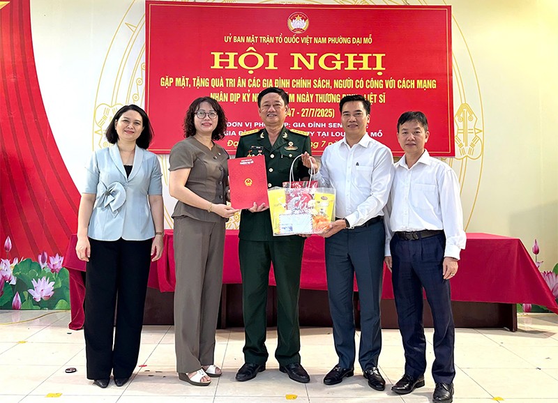 Đồng chí Lê Thị Bích Hà - Chủ tịch Ủy ban MTTQ Việt Nam phường Đại Mỗ trao quà tới các thương bệnh binh, người có công tại hội nghị