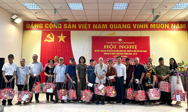 Ủy ban MTTQ Việt Nam phường Đại Mỗ đã thăm hỏi, tặng quà 361 gia đình chính sách, người có công trên địa bàn phường Đại Mỗ 