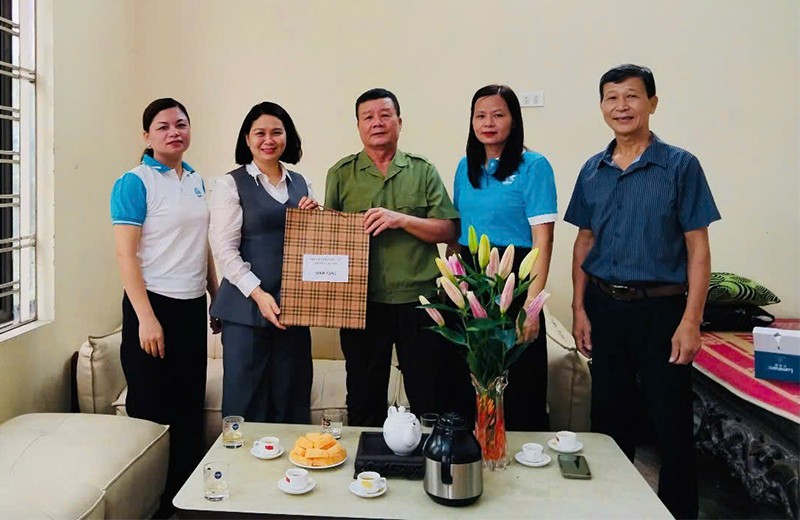 Đồng chí Lê Thị Bích Hà - Chủ tịch Ủy ban MTTQ Việt Nam phường Đại Mỗ cùng đoàn công tác thăm, tặng quà các gia đình chính sách