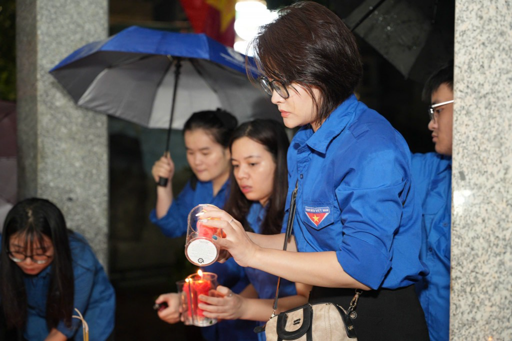 Tuổi trẻ phường Hai Bà Trưng thắp nến tri ân các anh hùng, liệt sĩ
