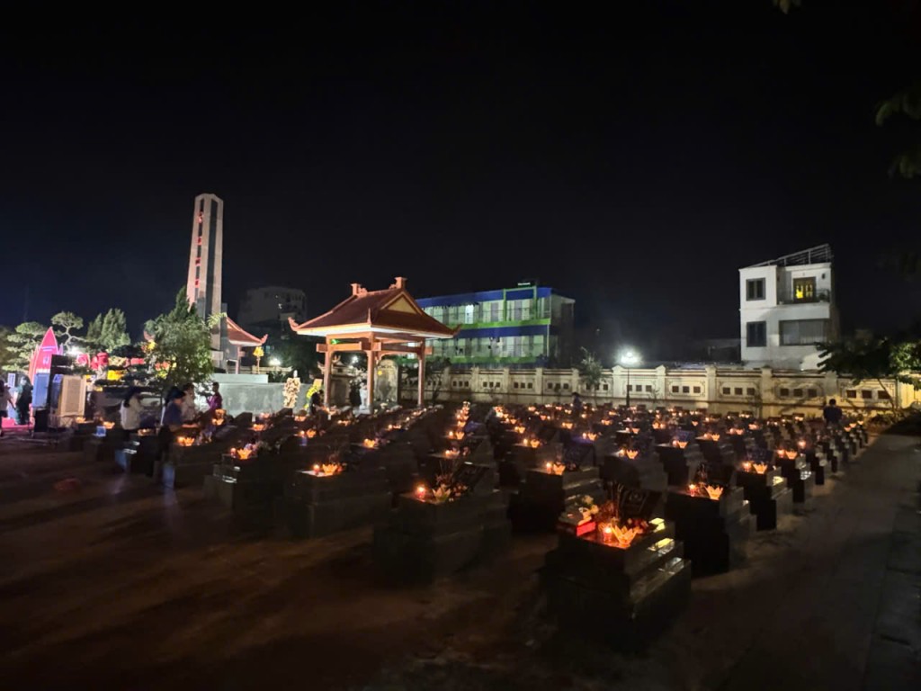 hàng nghìn ngọn nến đồng loạt được thắp sáng tối 26/7 tại các nghĩa trang liệt sĩ trên địa bàn thành phố