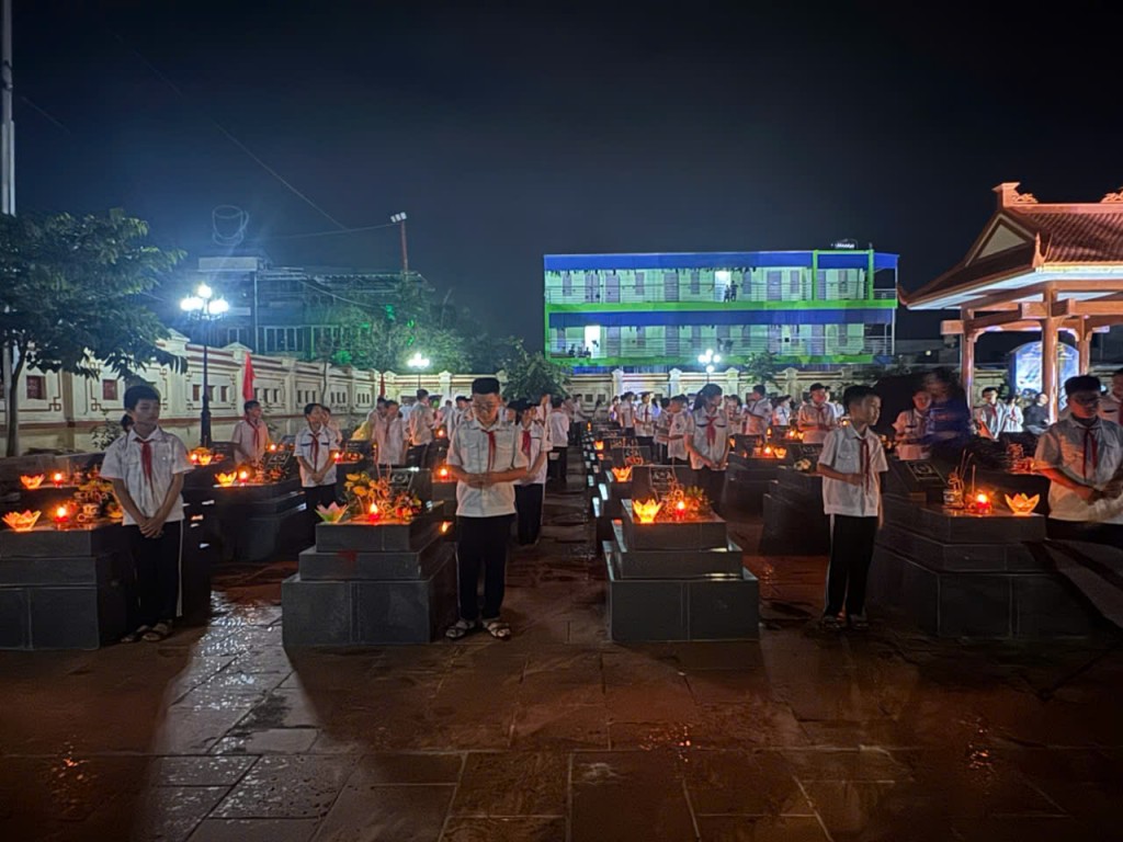 Các em học sinh thắp nến tri ân trên phần mộ liệt sĩ tại nghĩa trang phường An Phong, thành phố Hải Phòng