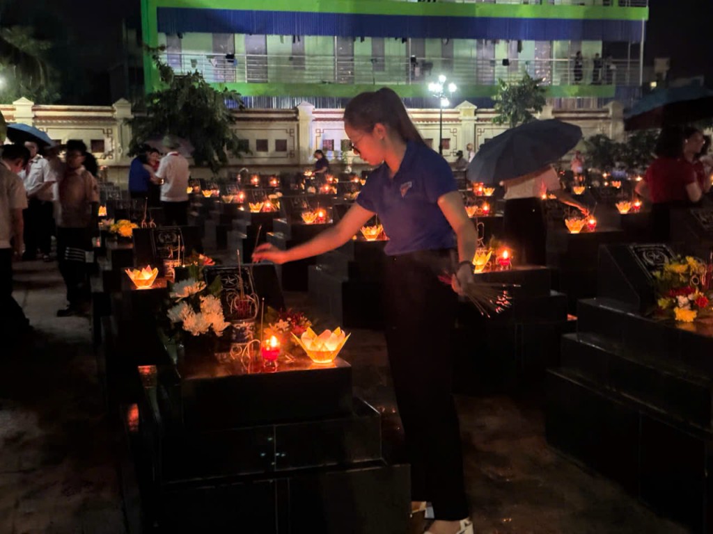 Đoàn viên thanh niên, lực lực vũ trang và lãnh đạo thành phố thắp hương tri ân các anh hùng liệt sĩ