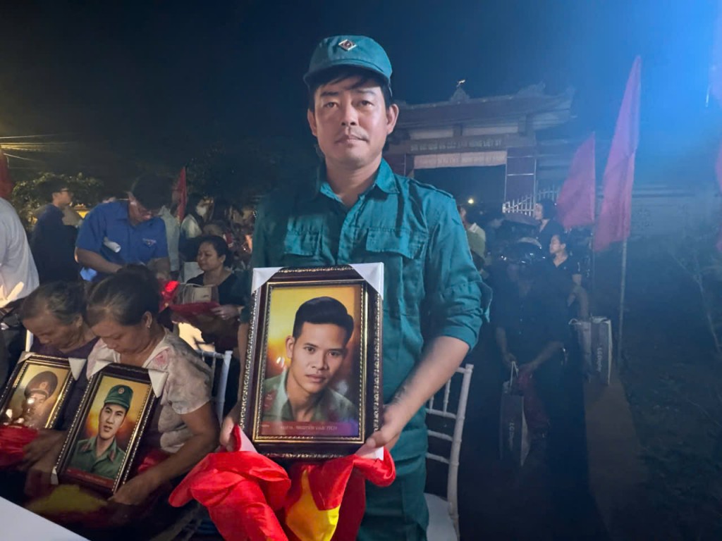 Ông Nguyễn Văn Tùng, cháu nội liệt sĩ Nguyễn Văn Tích (hy sinh năm 1972 trong kháng chiến chống Mỹ)  xúc động khi được trao tặng ảnh phục dựng của ông  nội