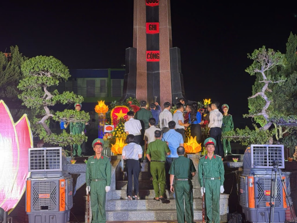 Hàng vạn người dân, đoàn viên thanh niên, lực lực vũ trang và lãnh đạo thành phố thắp hương tri ân tại đài tưởng niệm nghĩa trang liệt sĩ phường An Phong, thành phố Hải Phòng