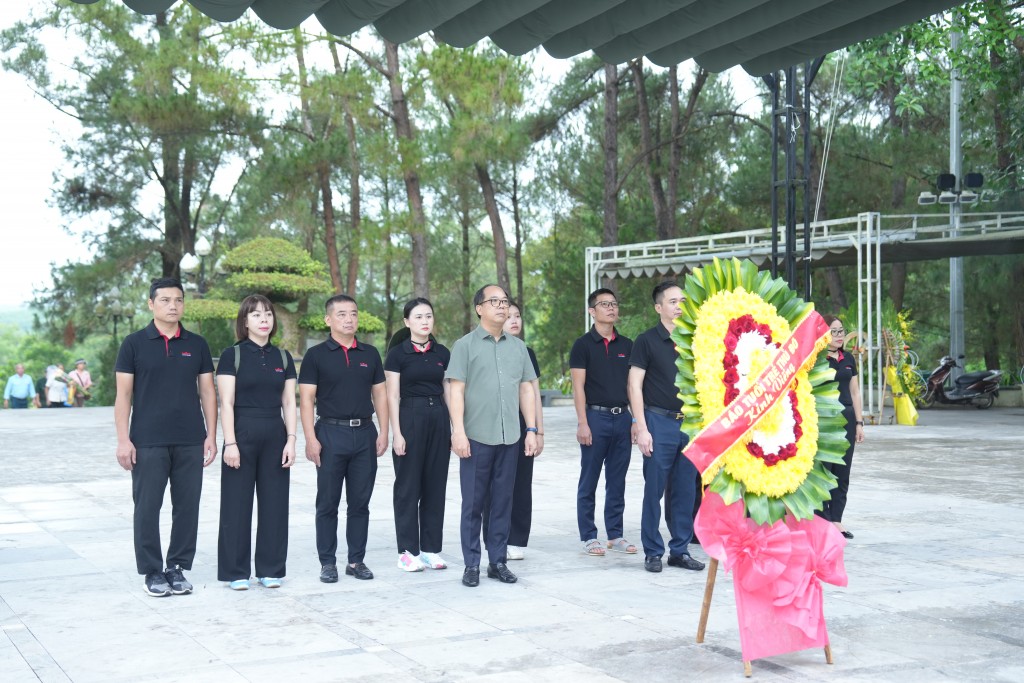 Đoàn thăp hương tưởng niệm