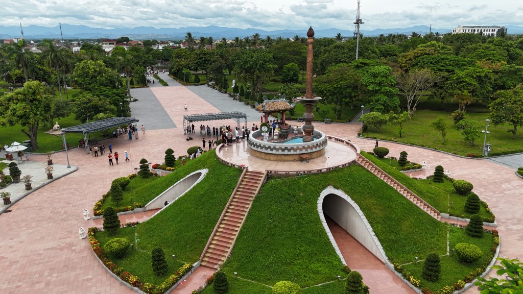 Biểu tượng của nấm mộ tập thể tại Thành cổ Quảng Trị
