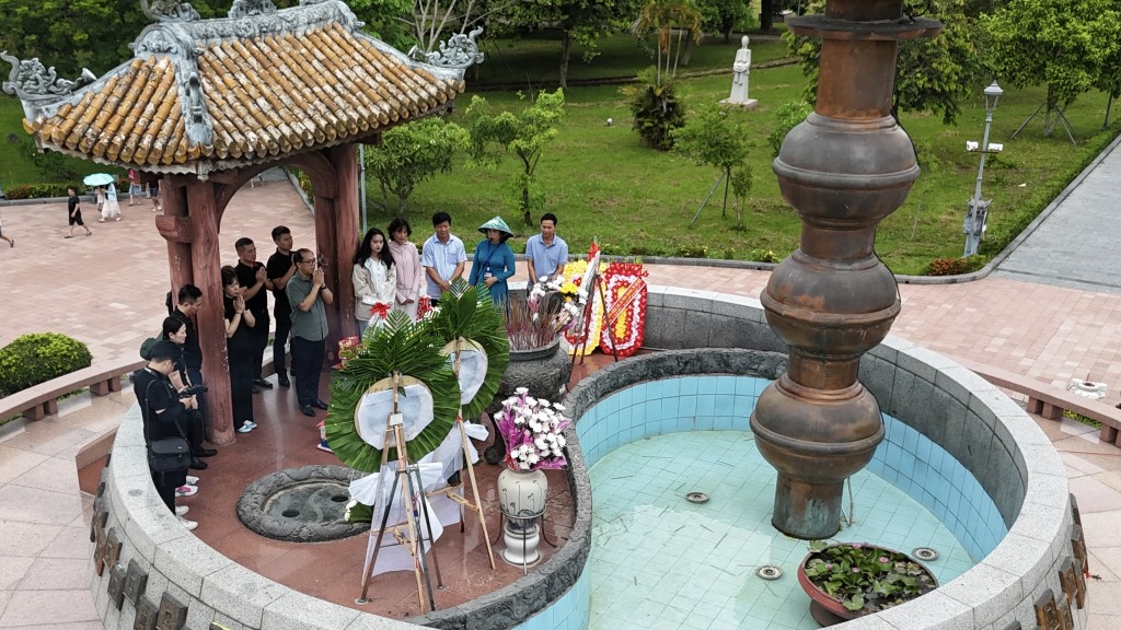 Đoàn dâng hương