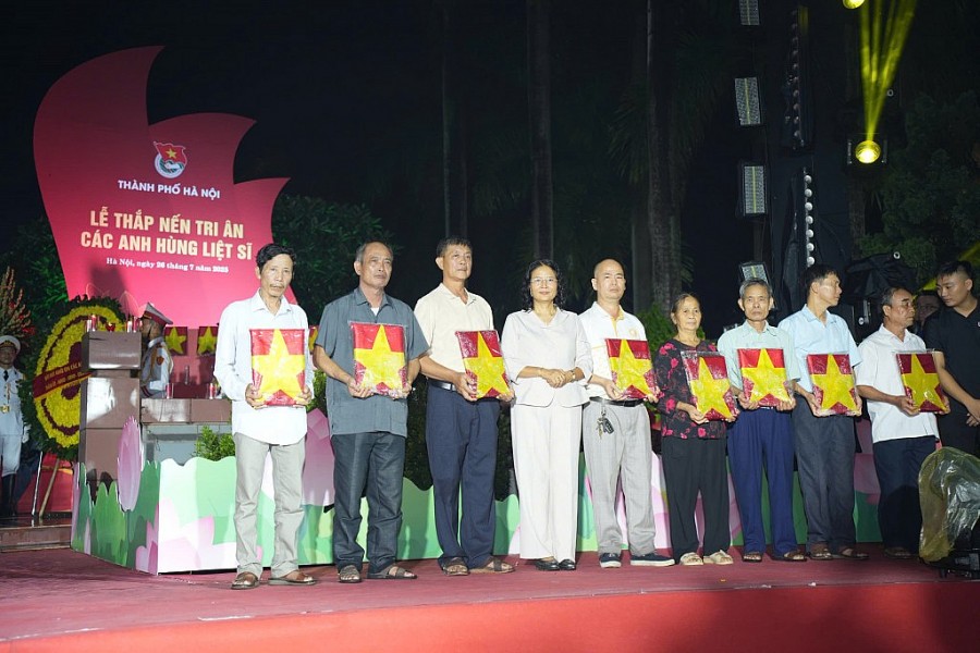 Ngọn nến tri ân từ trái tim người trẻ Hà Nội
