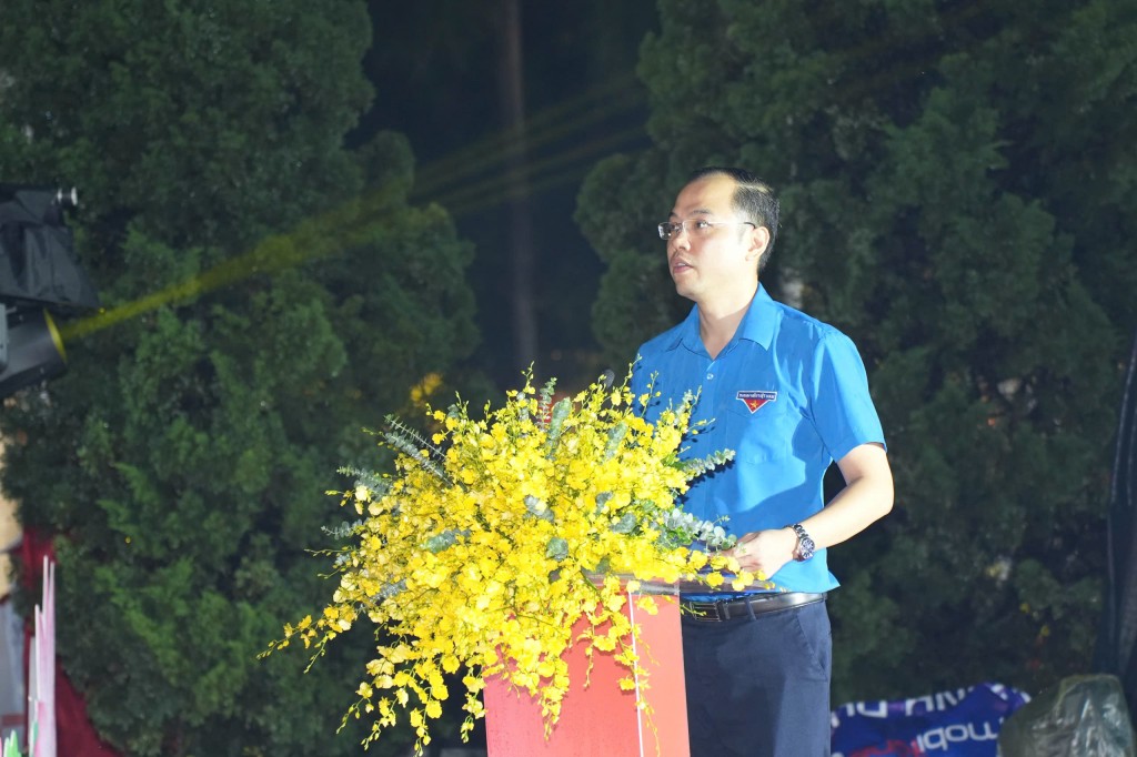 đồng chí Nguyễn Tiến Hưng, Uỷ viên Ban Chấp hành Trung ương Đoàn, Phó Bí thư Phụ trách Thành đoàn, Chủ tịch Hội Sinh viên Việt Nam thành phố Hà Nội phát biểu tại chương trình