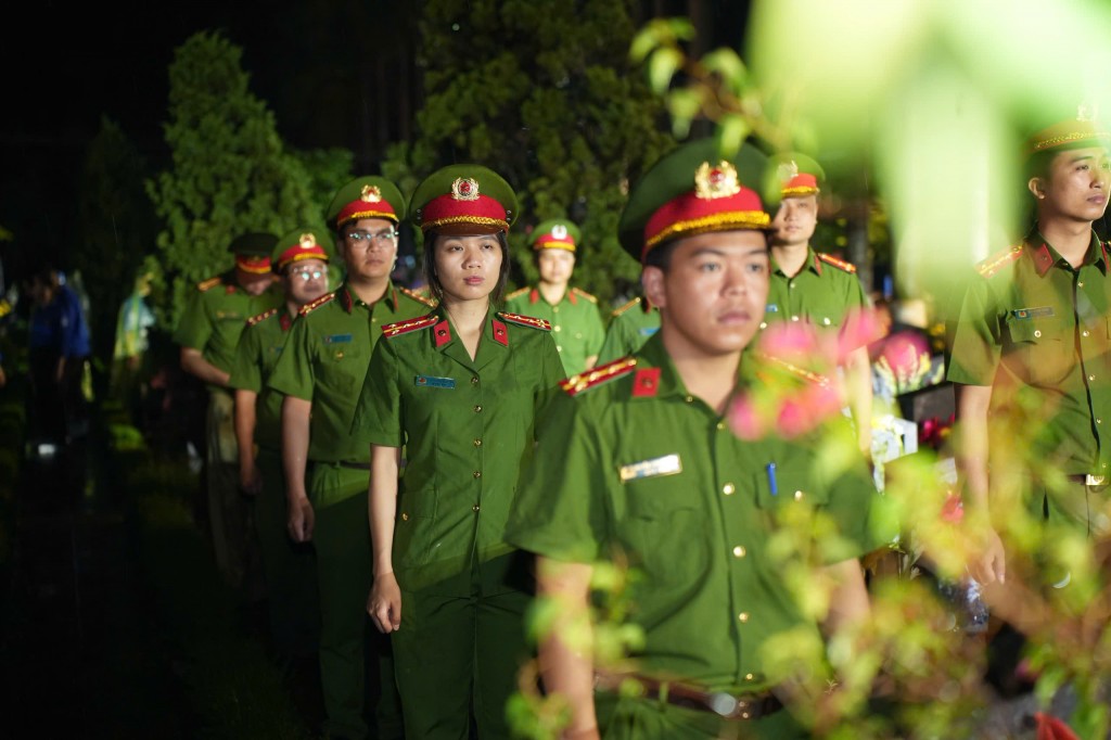 Ngọn nến tri ân từ trái tim người trẻ Hà Nội