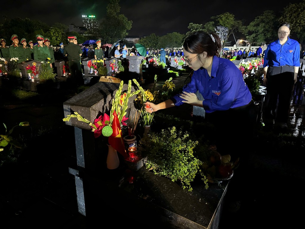 Linh tri thắp nến, bày hoa lên phần mộ liệt sĩ
