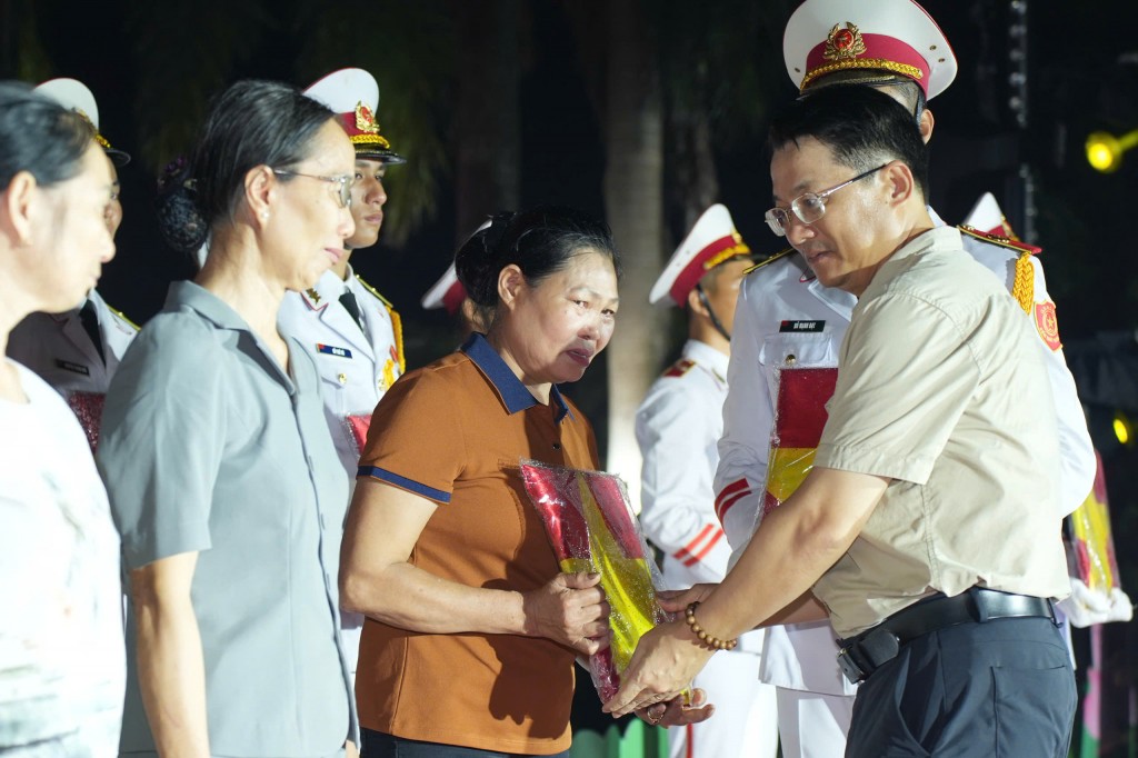  Đồng chí Vũ Hà, Thành ủy viên, Phó Trưởng ban Thường trực Ban Tuyên giáo và Dân vận Thành ủy Hà Nội trao di ảnh liệt sĩ cho thân nhân các liệt sĩ