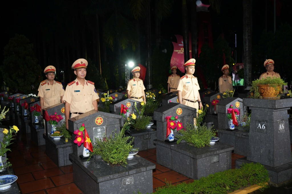 Các chiến sĩ trẻ của Đoàn Thanh niên Phòng Cảnh sát giao thông Công an TP Hà Nội thắp nến, dọn dẹp khuôn viên nghĩa trang 