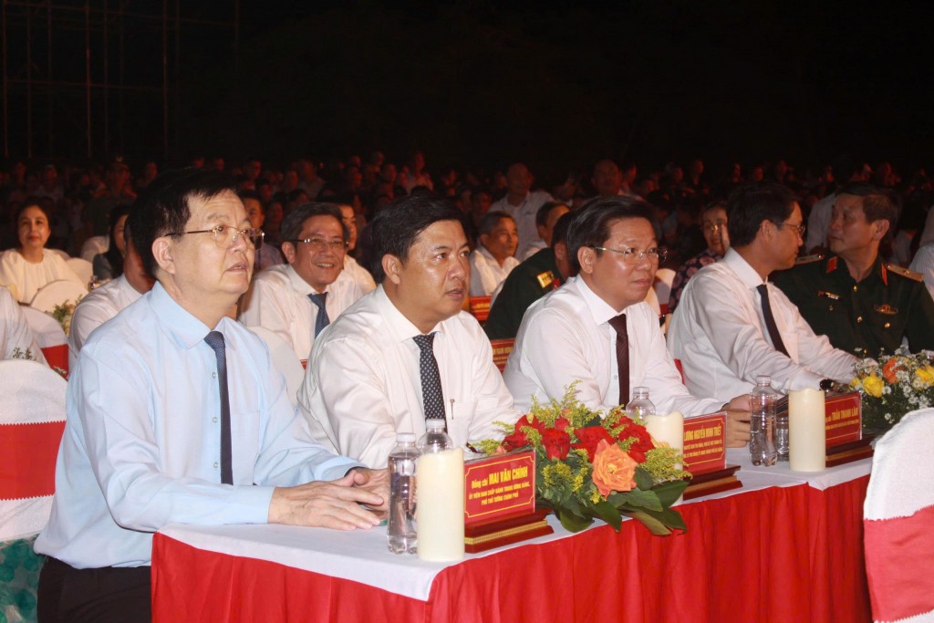 Ông Mai Văn Chính, Phó Thủ tướng Chính phủ (ngoài cùng bên trái) và ông Lương Nguyễn Minh Triết, Chủ tịch UBND TP Đà Nẵng tham dự chương trình.