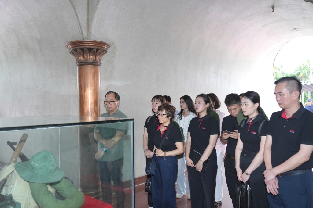 Đoàn lăng nghe