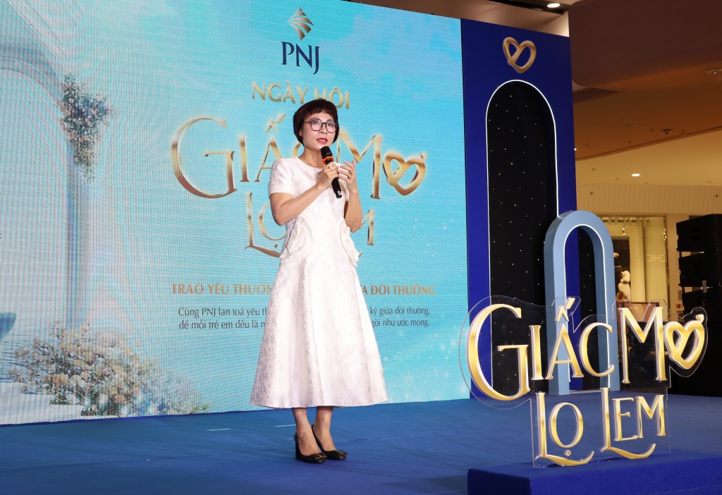 bà Phạm Thuý Dung, Giám đốc PNJ, Chi nhánh Miền Bắc - Đơn vị khởi xướng dự án chia sẻ tại chương trình