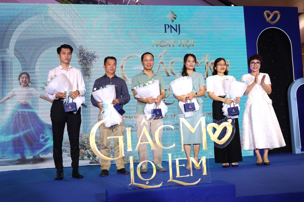 Lãnh đạo PNJ Chi nhánh miền Bắc tri ân những người đồng hành làm nên Giấc mơ Lọ Lem