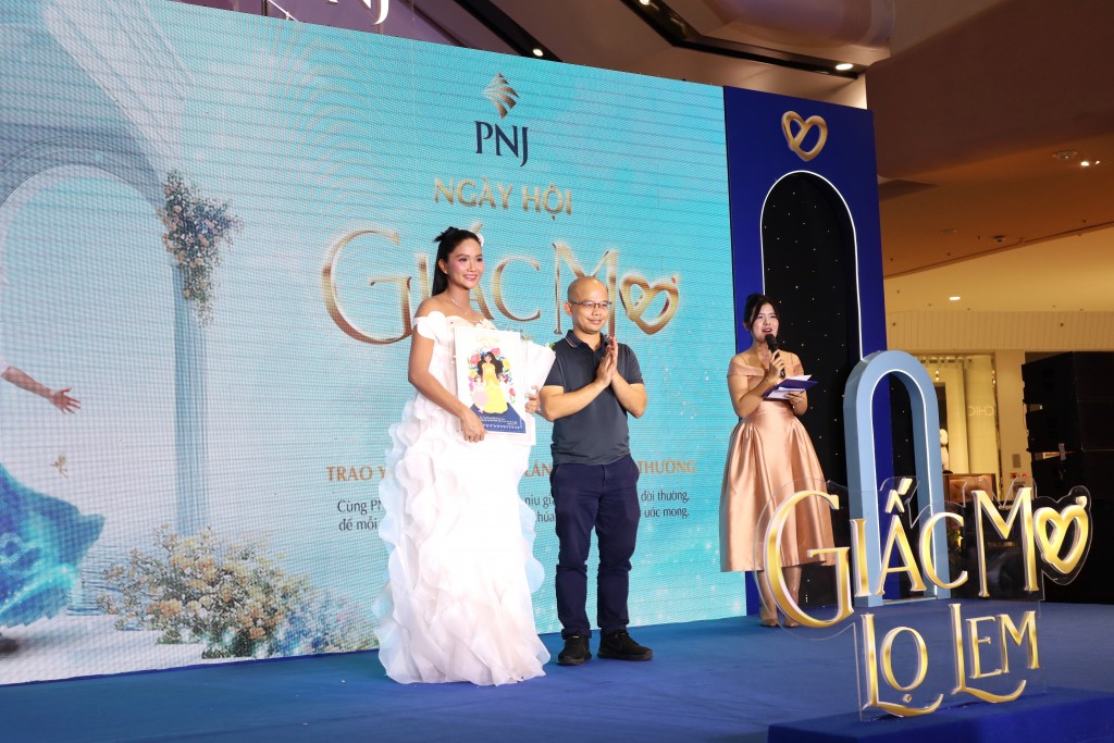 H’Hen Niê - Đại sứ dự án - rực rỡ trong “Giấc mơ Lọ Lem” ở Hà Nội