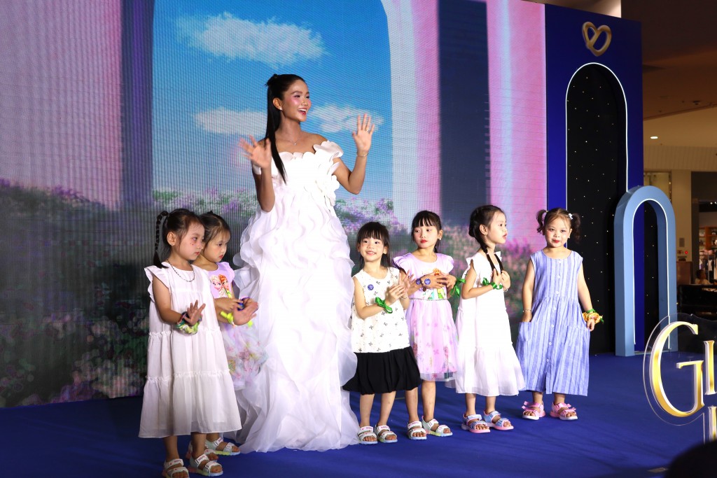100 bé gái cùng H’Hen Niê rực rỡ trong “Giấc mơ Lọ Lem”