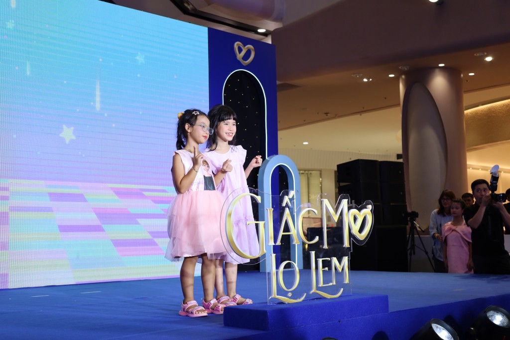 Các Lọ Lem trong bộ trang phục, phụ kiện mới